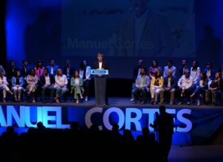 Manuel Cortés presenta un equipo con talento y experiencia para liderar el futuro de Adra Manuel Cortés Presentación candidatura PP ADRA